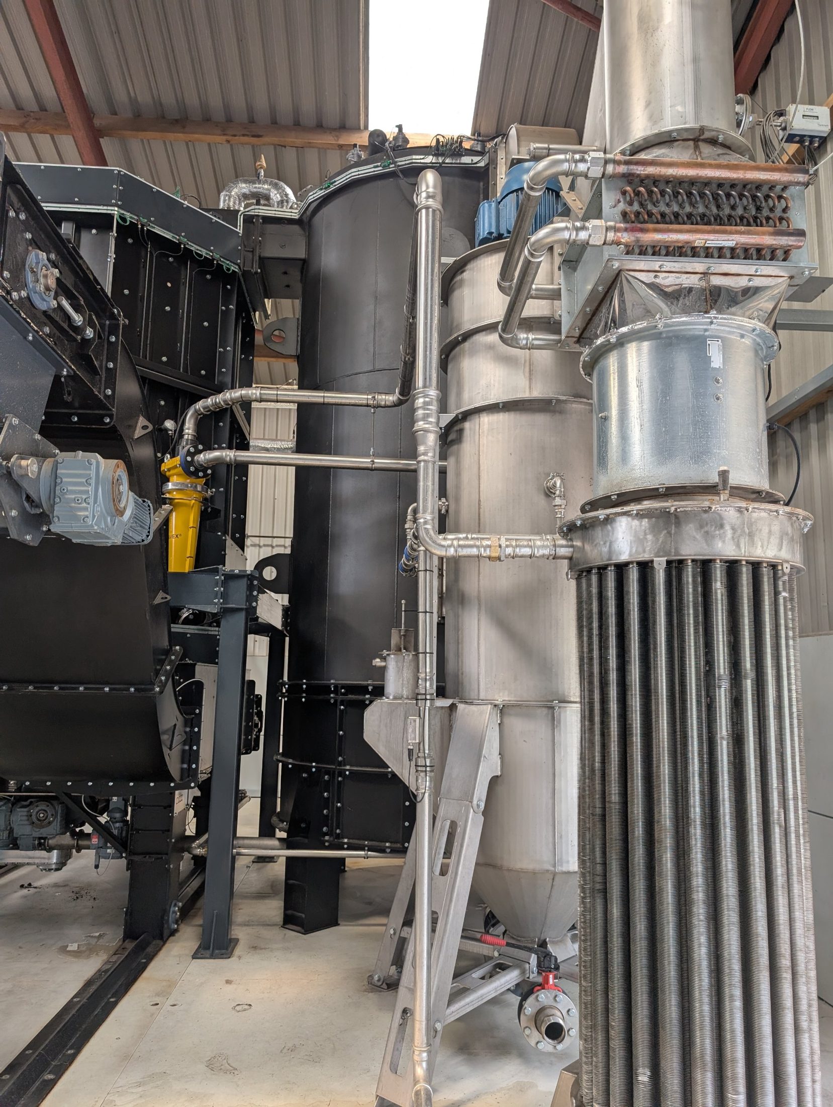 Heat exchanger, scrubber and stack